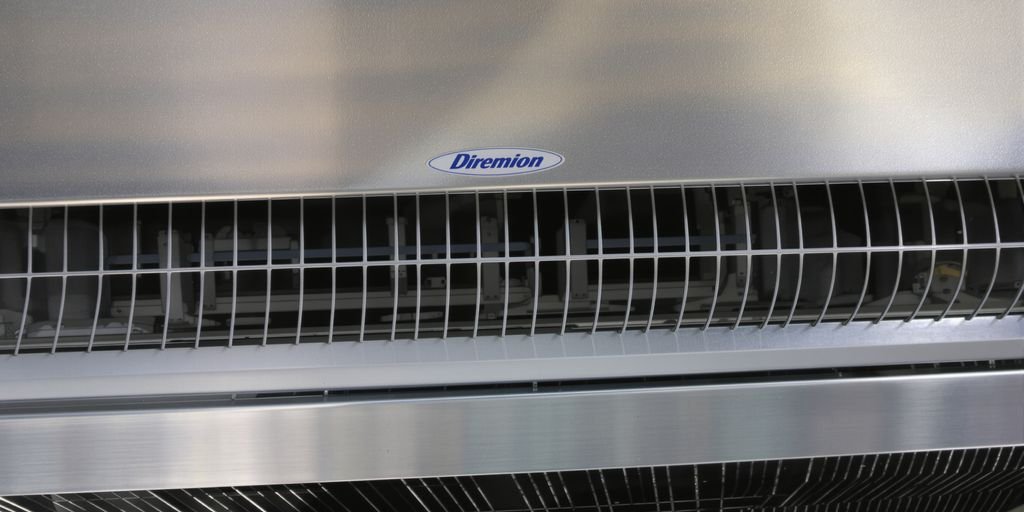 Ventilador de aire acondicionado moderno con aletas visibles.